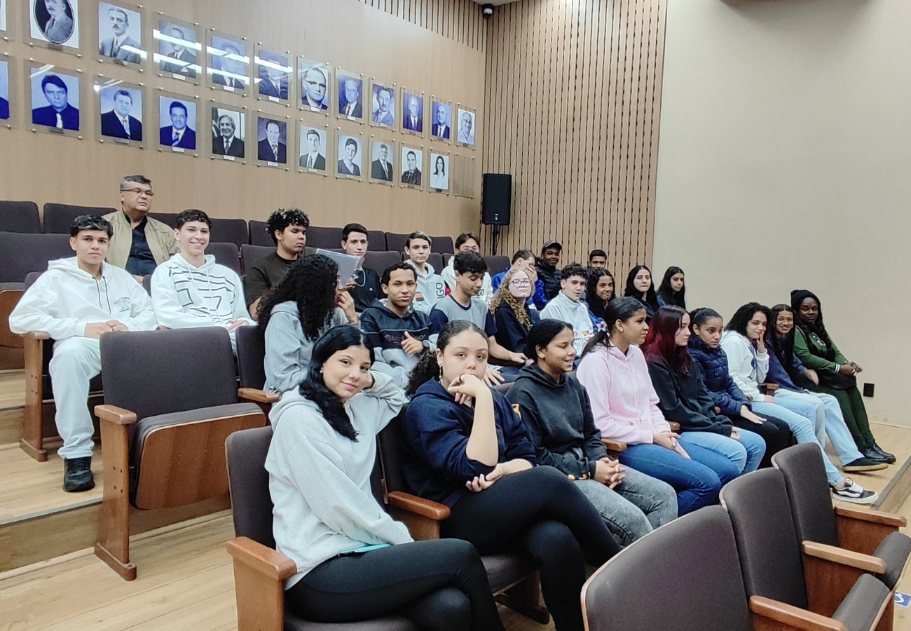 Estudantes do Ensino Médio Profissionalizante da Escola Cabianca visitam a Câmara