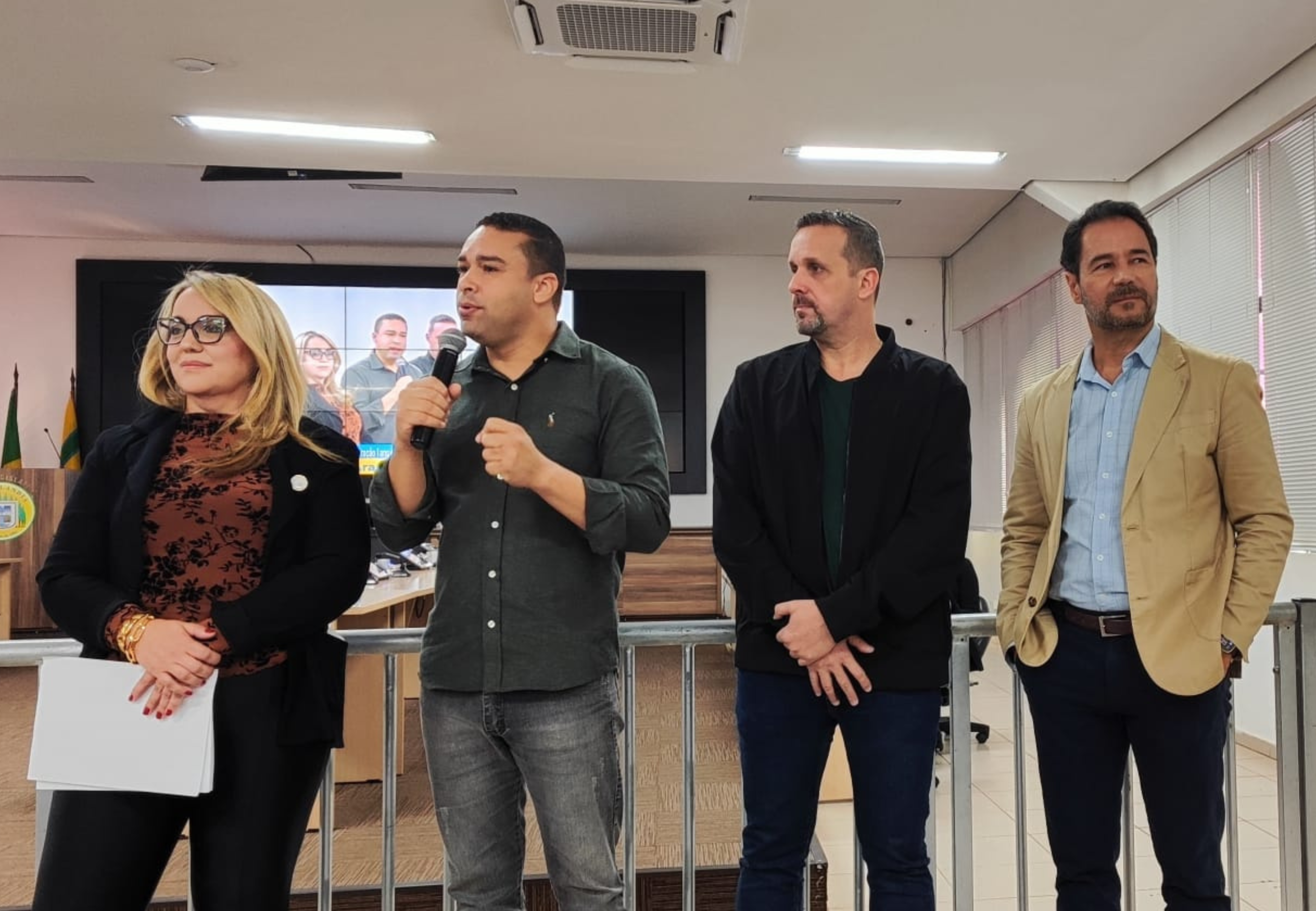 Presidente Rodrigo Soares marca presença em aniversário da Escola Legislativa de Hortolândia