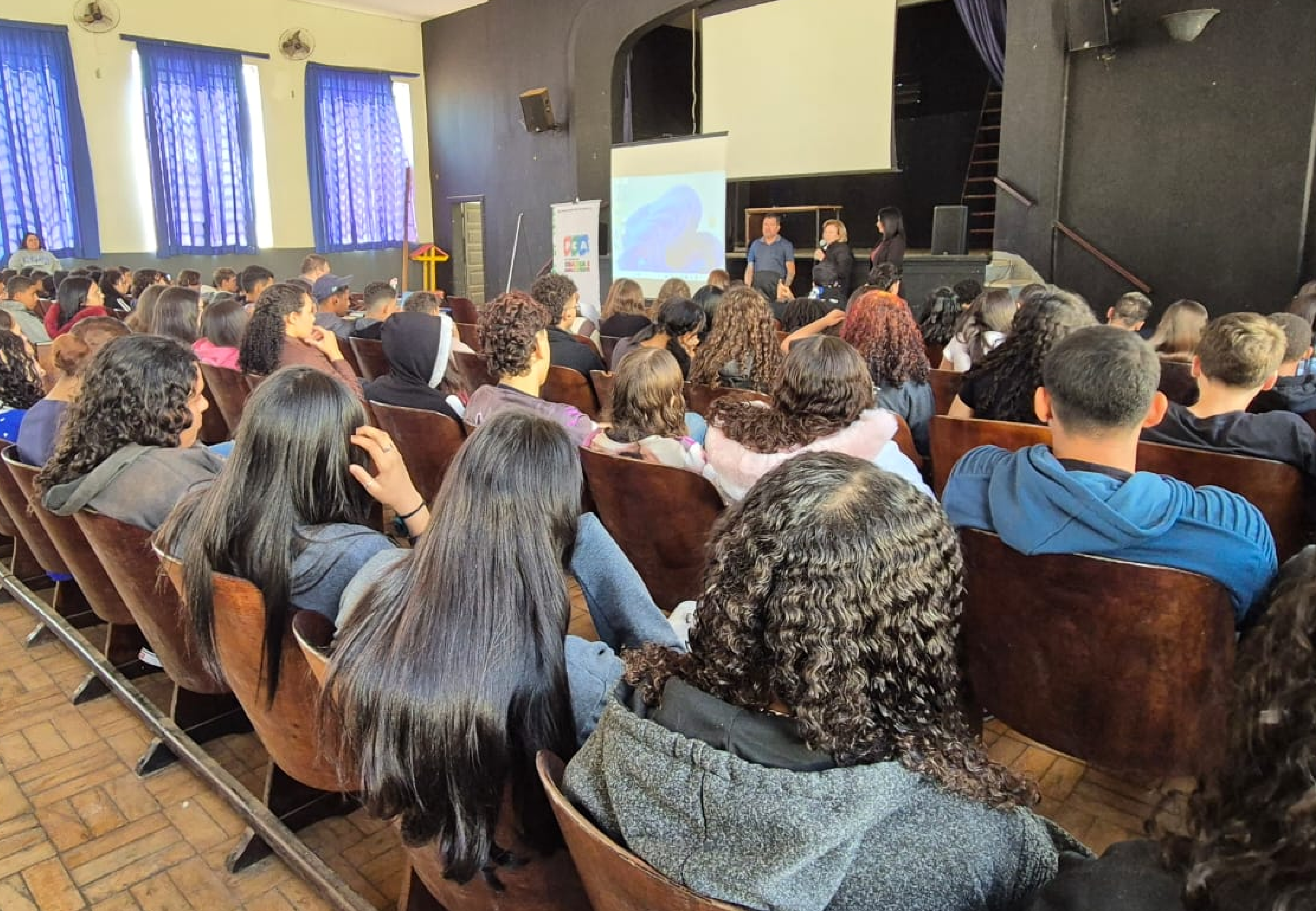 Escola Legislativa e Procuradoria da Criança e do Adolescente realizam palestra na Escola Cesário Coimbra 